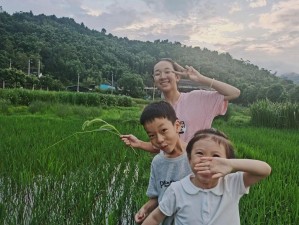 小孩和小孩一起草，天然营养好味道