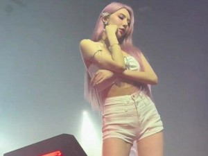 国外白人女 RAPPER 之热舞太火辣，网友直呼受不了